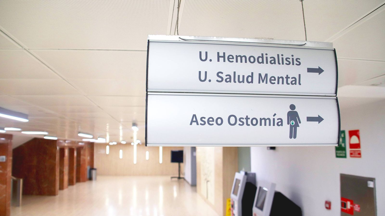 La cartelería que indica la entrada al aseo acondicionado para personas ostomizadas.