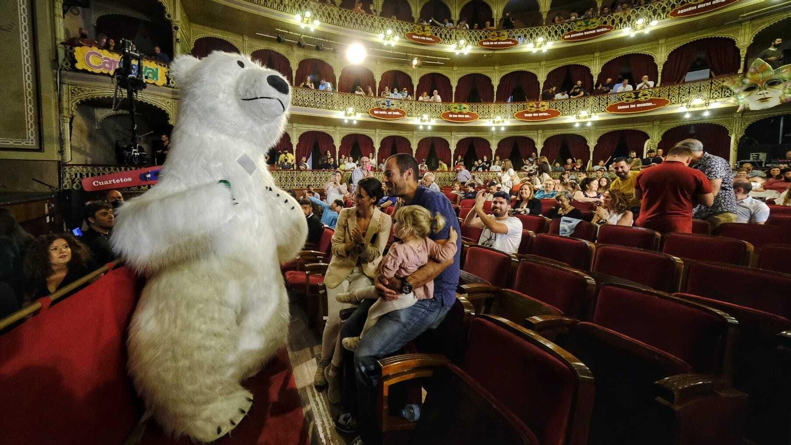 El oso polar de la cabalgata de Reyes Magos, de visita por el patio de butacas.