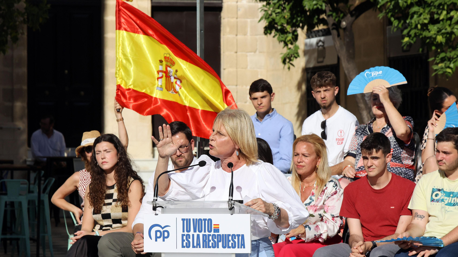 Dolors Montserrat, en campaña de las Europeas en Jerez