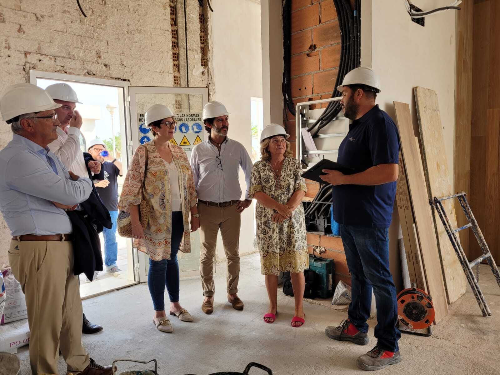 La visita institucional a las obras de la sede de la AECC en Fuengirola.