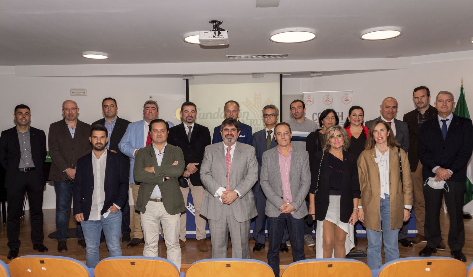 Los profesionales que recibieron sus insignias en el acto.