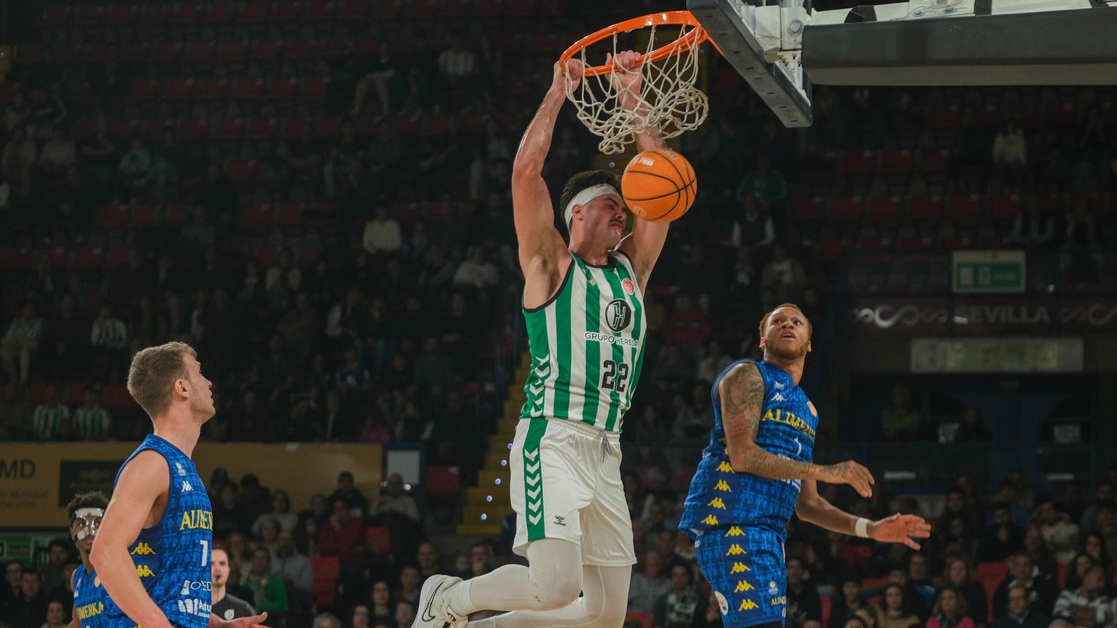 De Bisschop machaca la canasta en el partido liguero contra el Alimerka Oviedo.