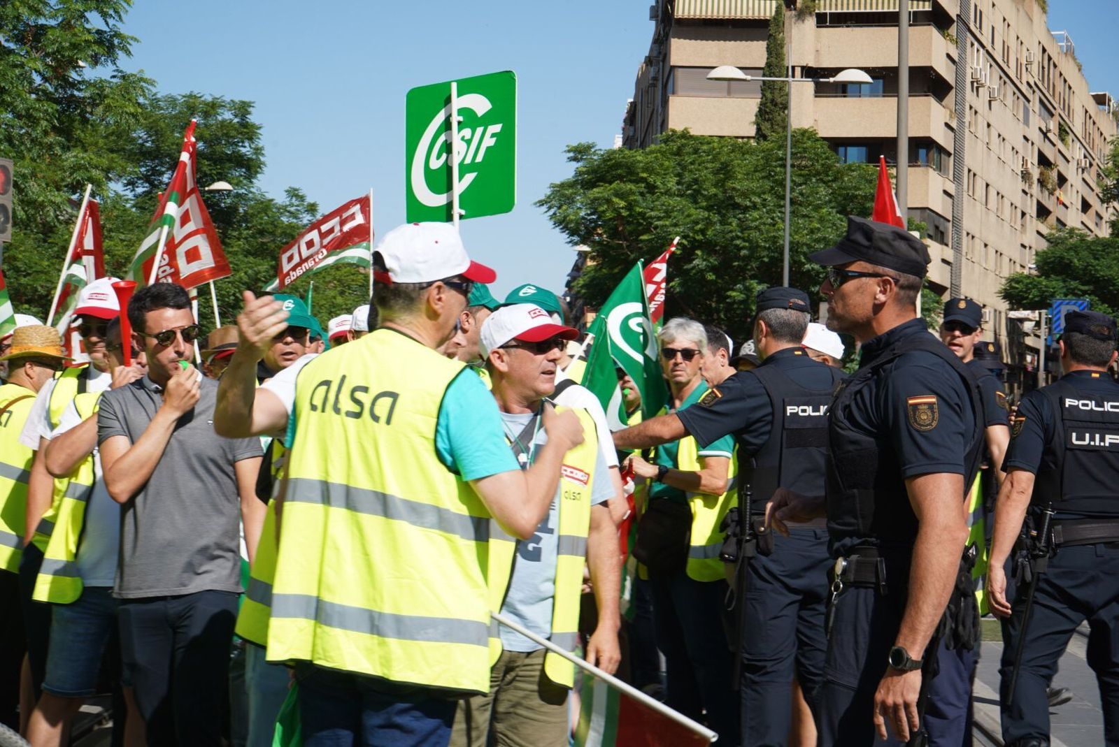 Fotos: así transcurre la manifestación y la huelga de autobuses urbanos de Granada