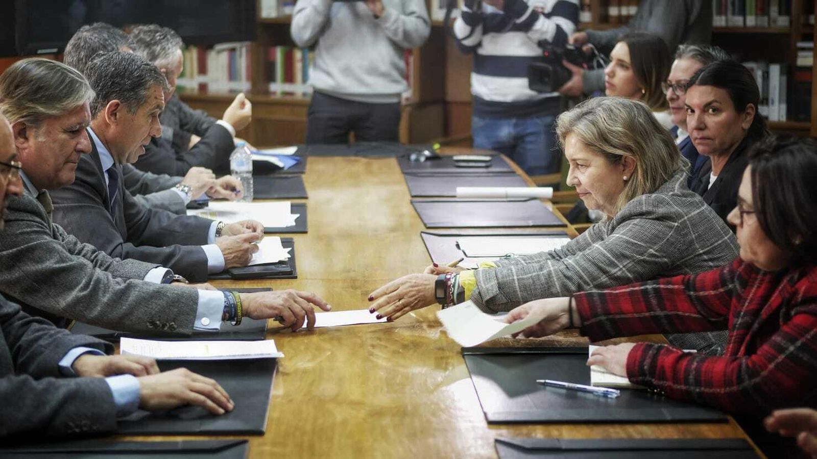 Reunión en la Audiencia entre diferentes autoridades judiciales.