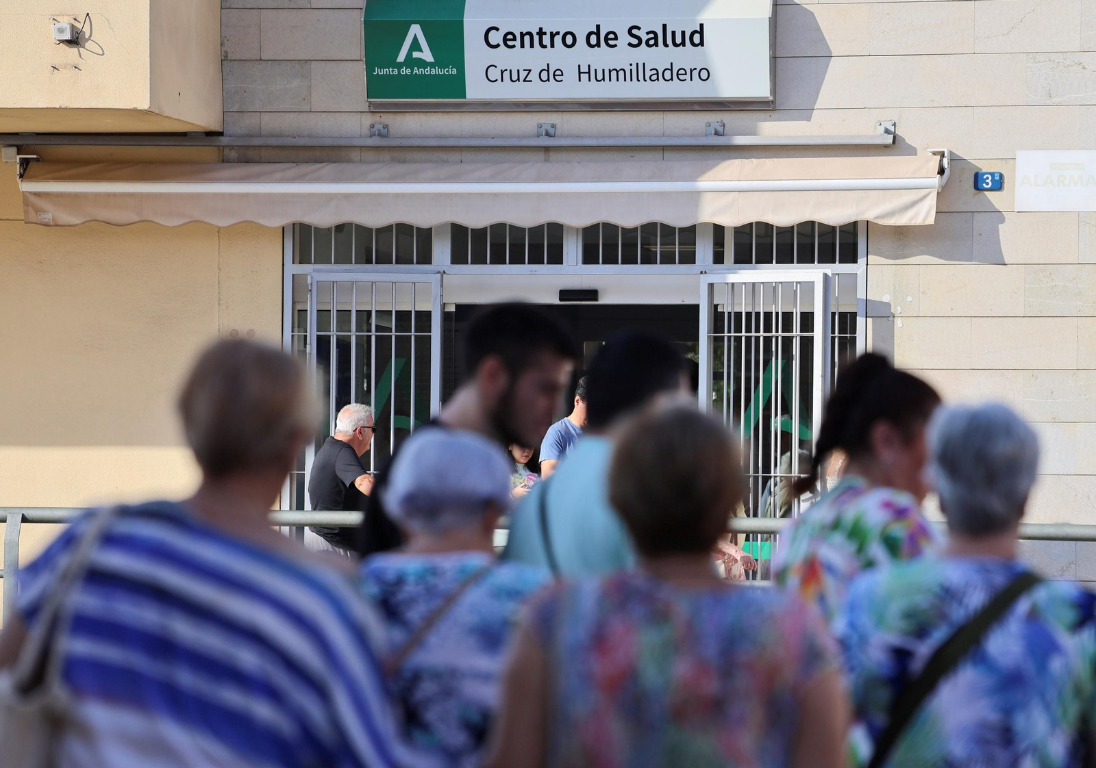 Colas, este jueves, ante el centro de salud de Cruz de Humilladero. Colas, este jueves, ante el centro de salud de Cruz de Humilladero.