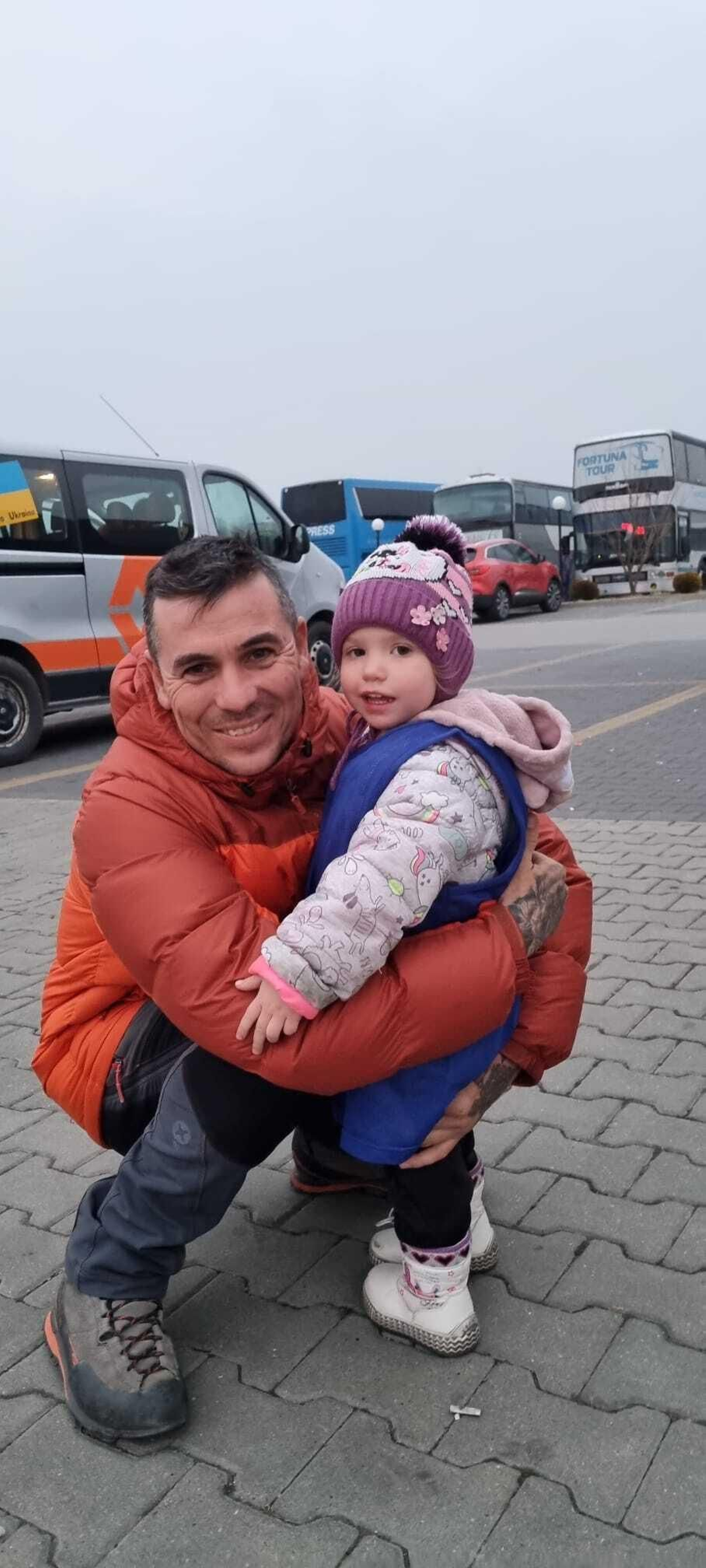 David González 'Guaje' con una de las niñas que llegó este sábado a Canjáyar.