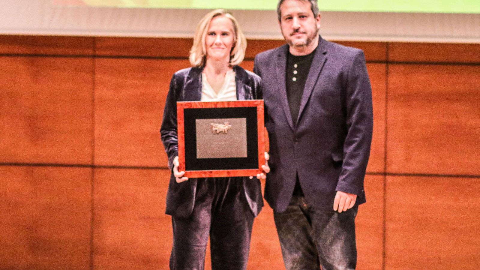 Lola Quero recoge el reconocimiento a Granada Hoy por sus 20 años en los kioskos.