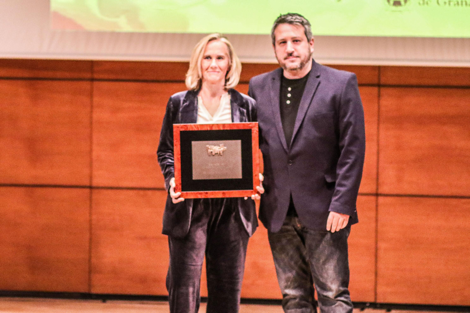 Lola Quero recoge el reconocimiento a Granada Hoy por sus 20 años en los kioskos.