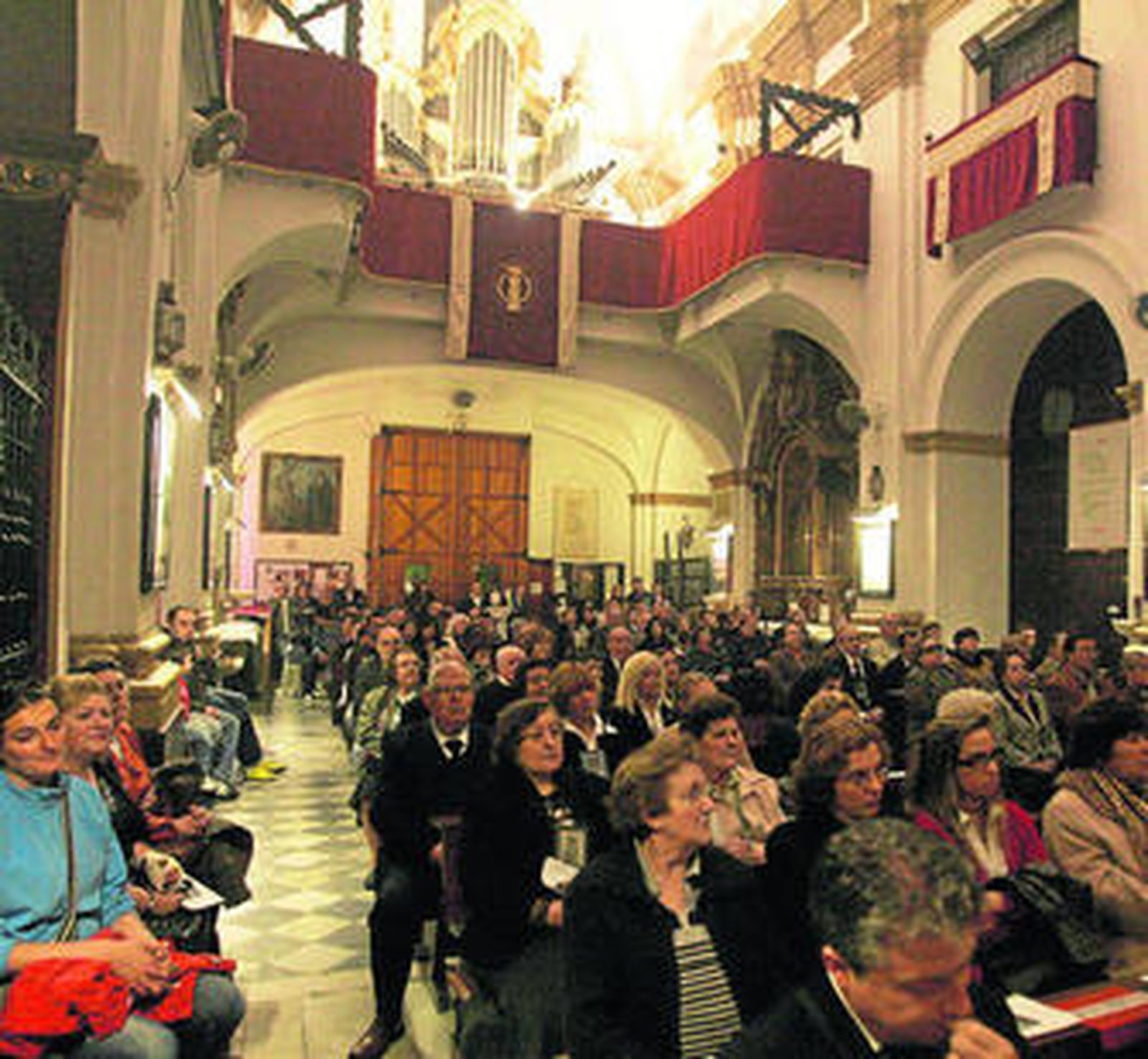Numerosas personas asistieron a la misa de Dolores en San Lorenzo, en cuyo coro cantó Ars Angelica.