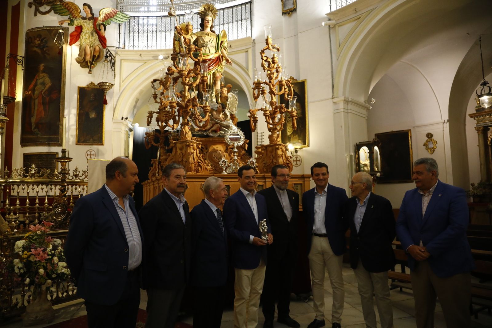 La visita de Juanma Moreno a los Patios de Córdoba, en imágenes
