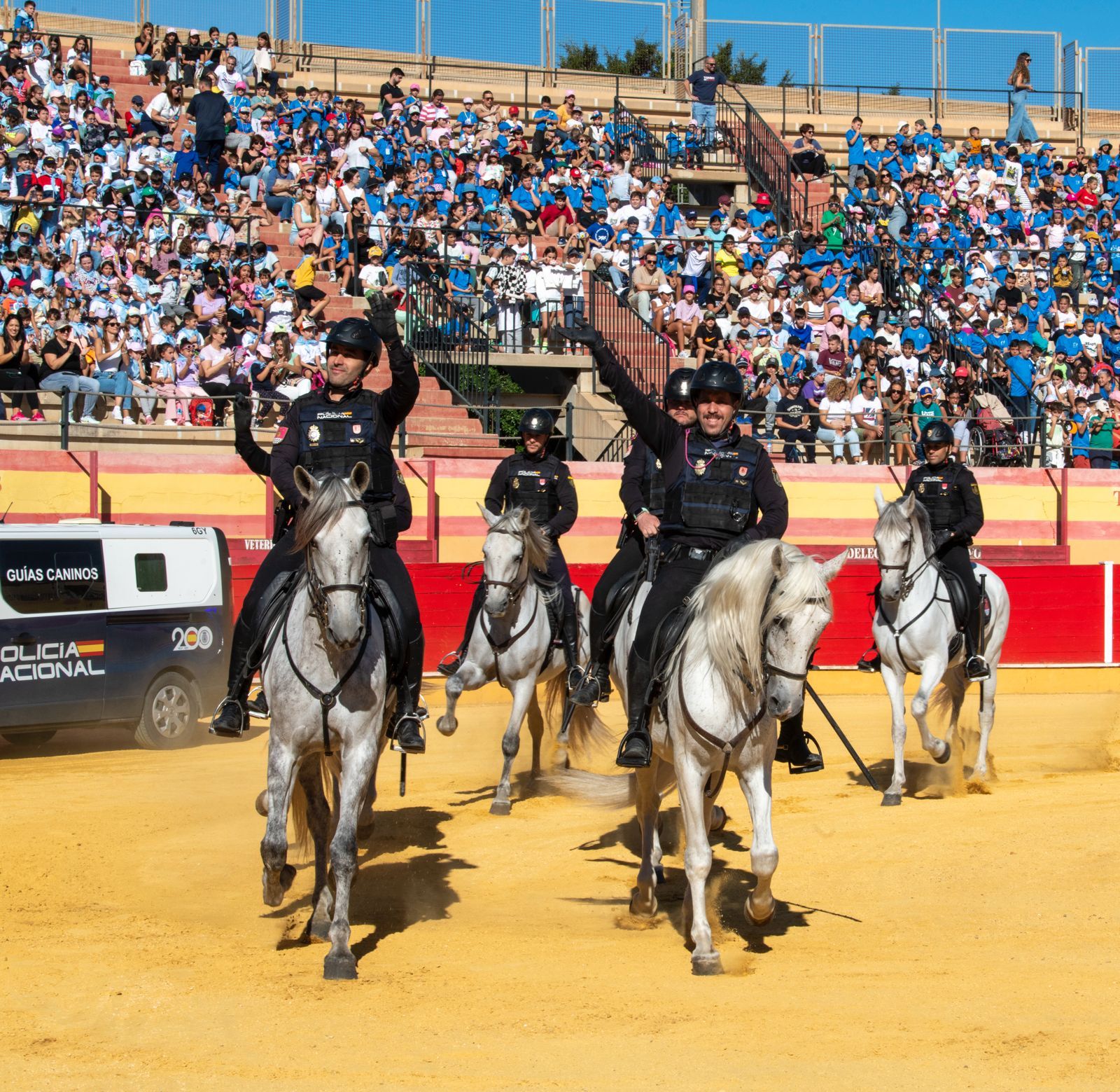 Galería | Así ha sido la jornada de puertas abiertas de la Policía Nacional en la Plaza de Toros de Motril