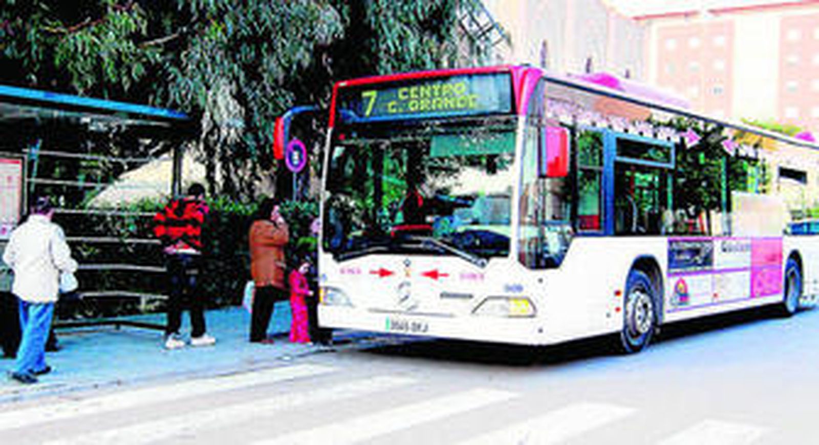 Usuarios cogen el autobús urbano de la capital para sus desplazamientos.