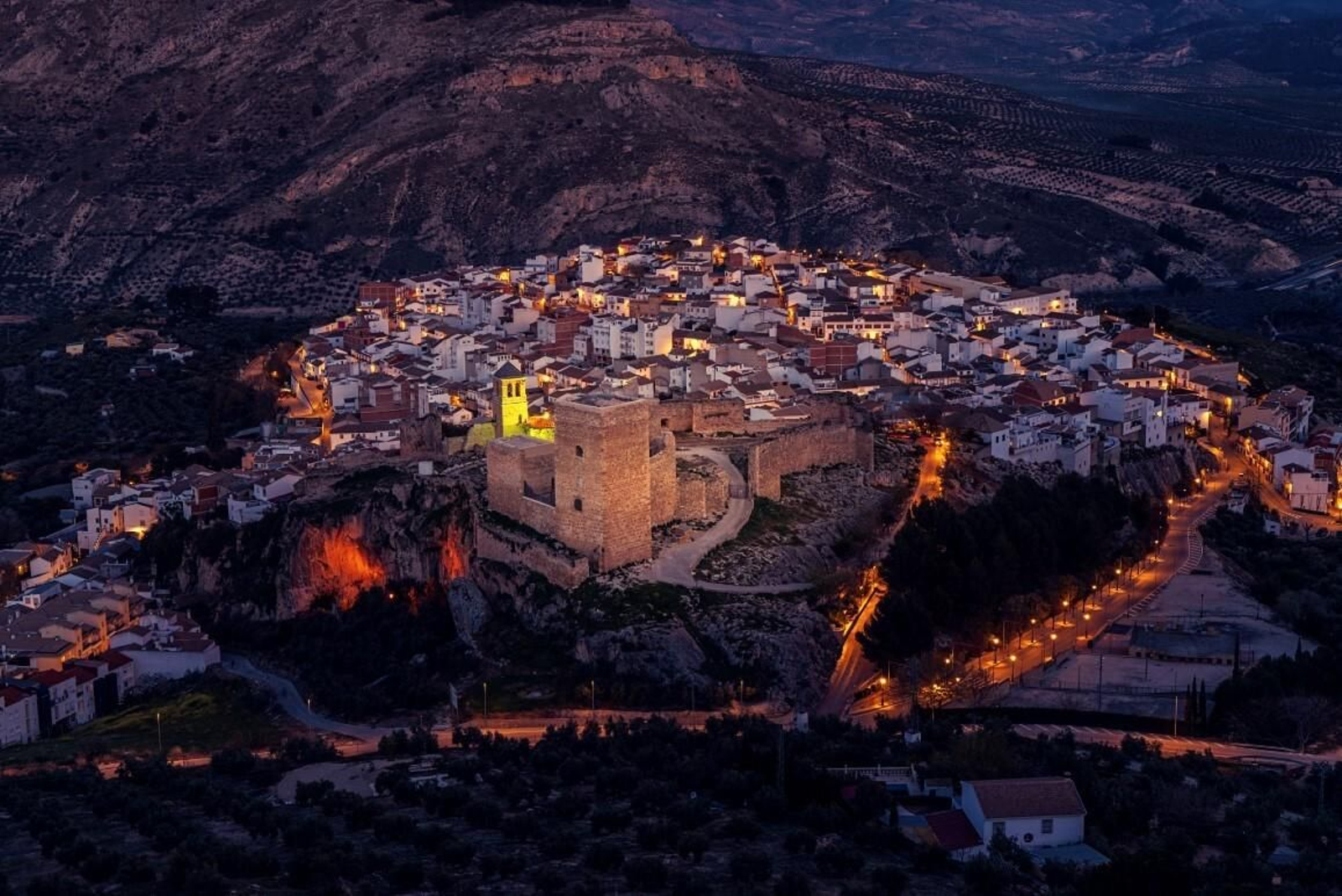 El Castillo de La Guardia de Jaén se ubica en la ladera este del cerro San Marcos,  10 km de la ciudad de Jaén.