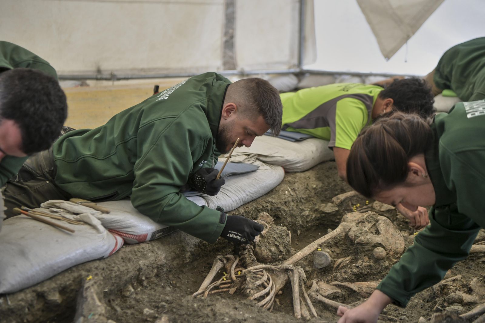La tercera campaña de exhumaciones en el Barranco de Víznar, en imágenes