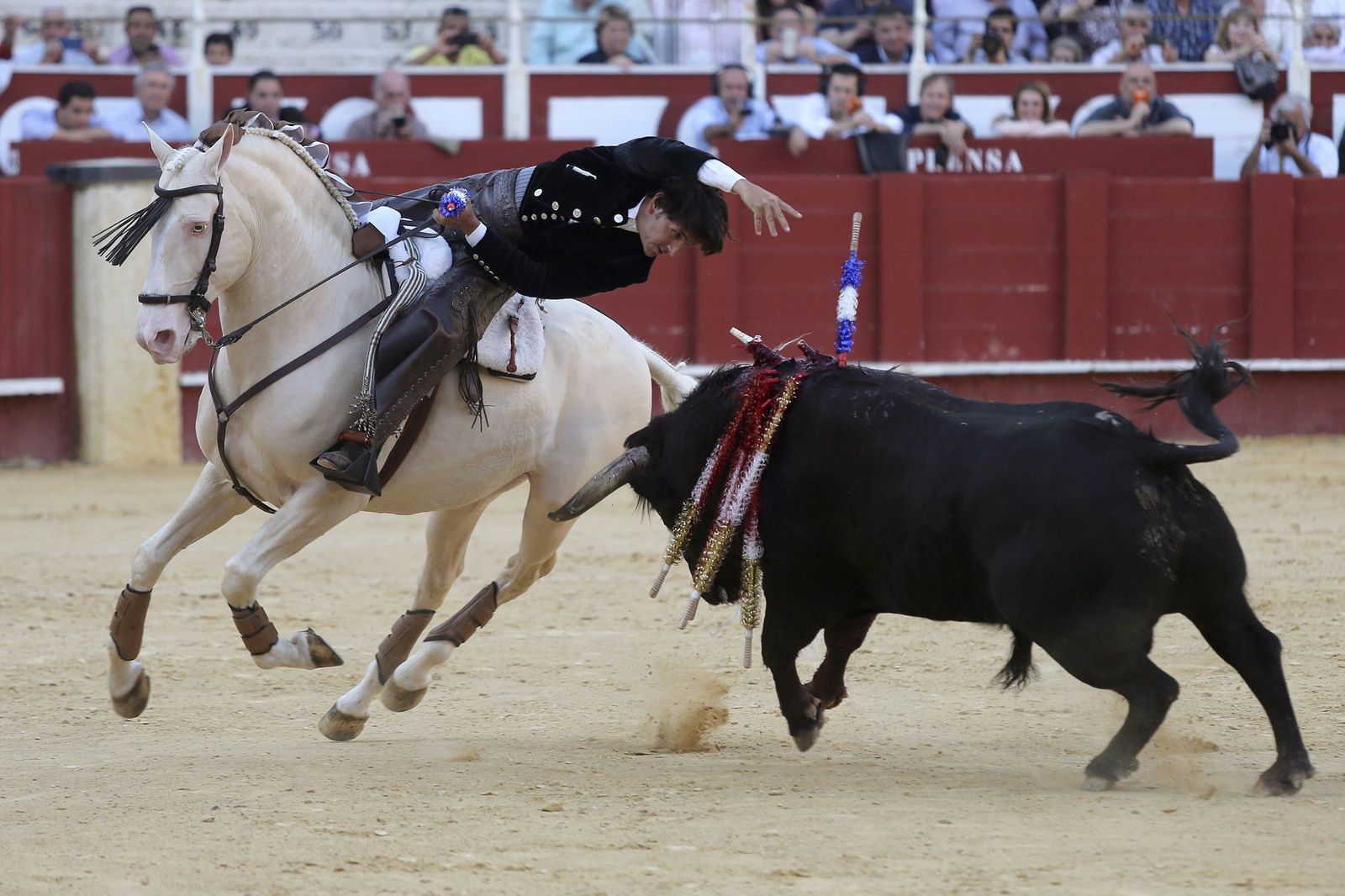 El rejoneador sevillano Diego Ventura, en el tercio de banderillas, ayer, en La Malagueta.