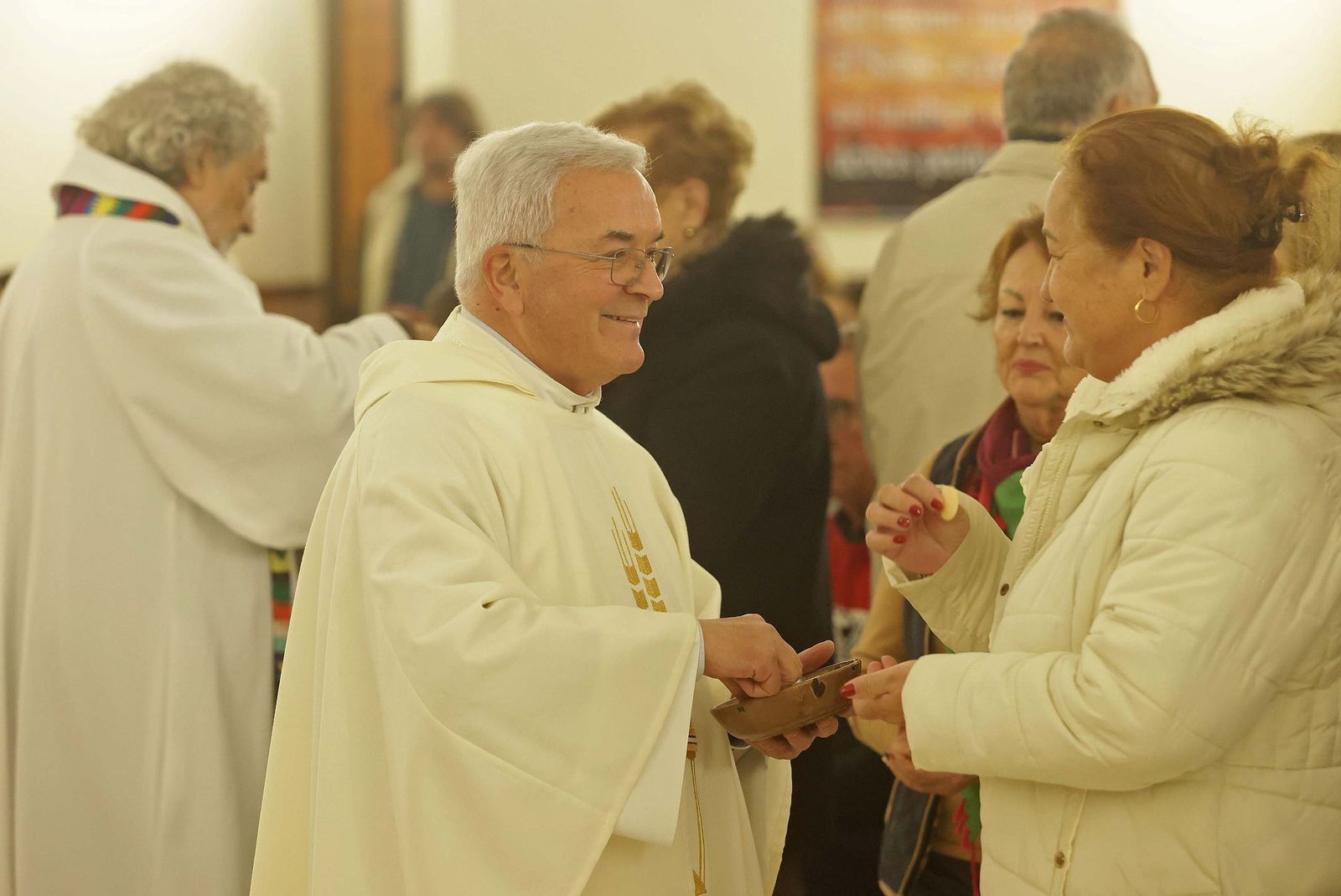 Fotos de la misa conmemorativa de los 50 años de dedicación del padre Pedro a la parroquia y al barrio de La Piñera