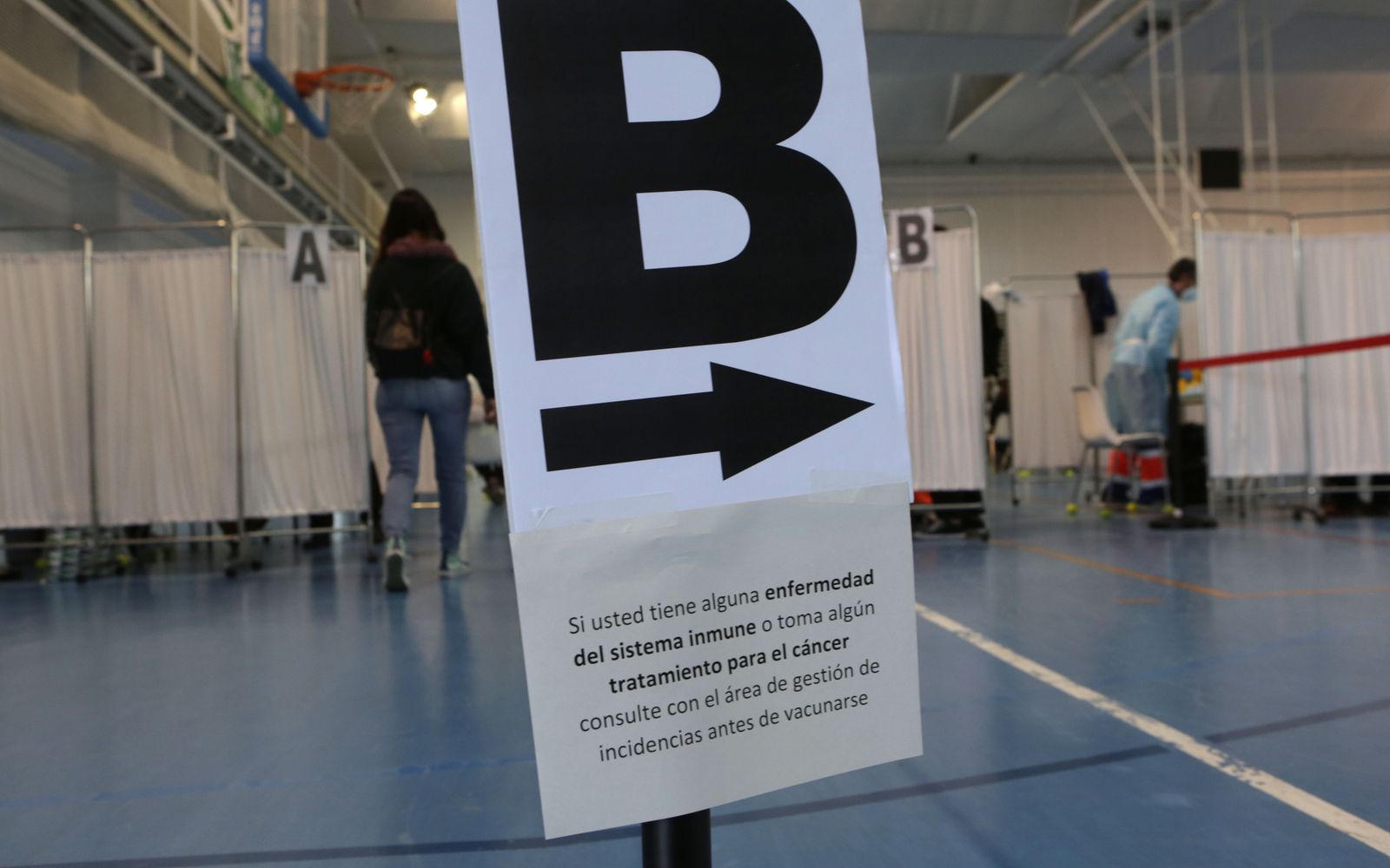 Vacunación de profesores en el pabellón deportivo del SADUS