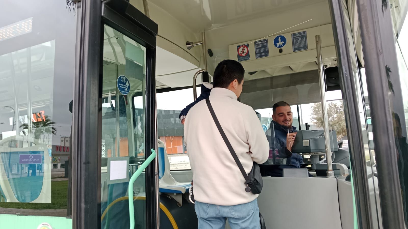 Uno de los primeros usuarios en hacer uso del autobús gratuito en San Fernando este 1 de enero