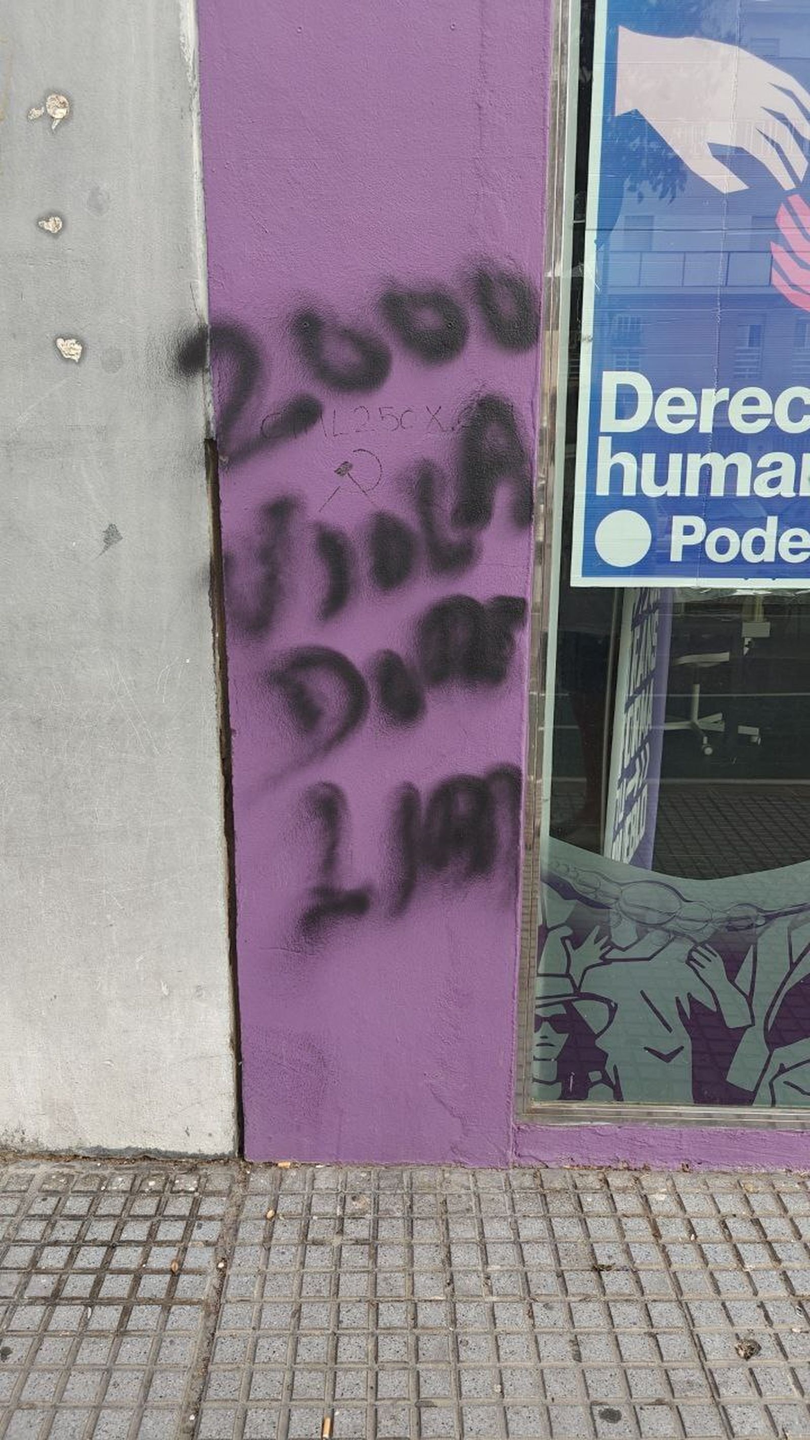 Una de las pintadas en la sede de Podemos Cádiz.