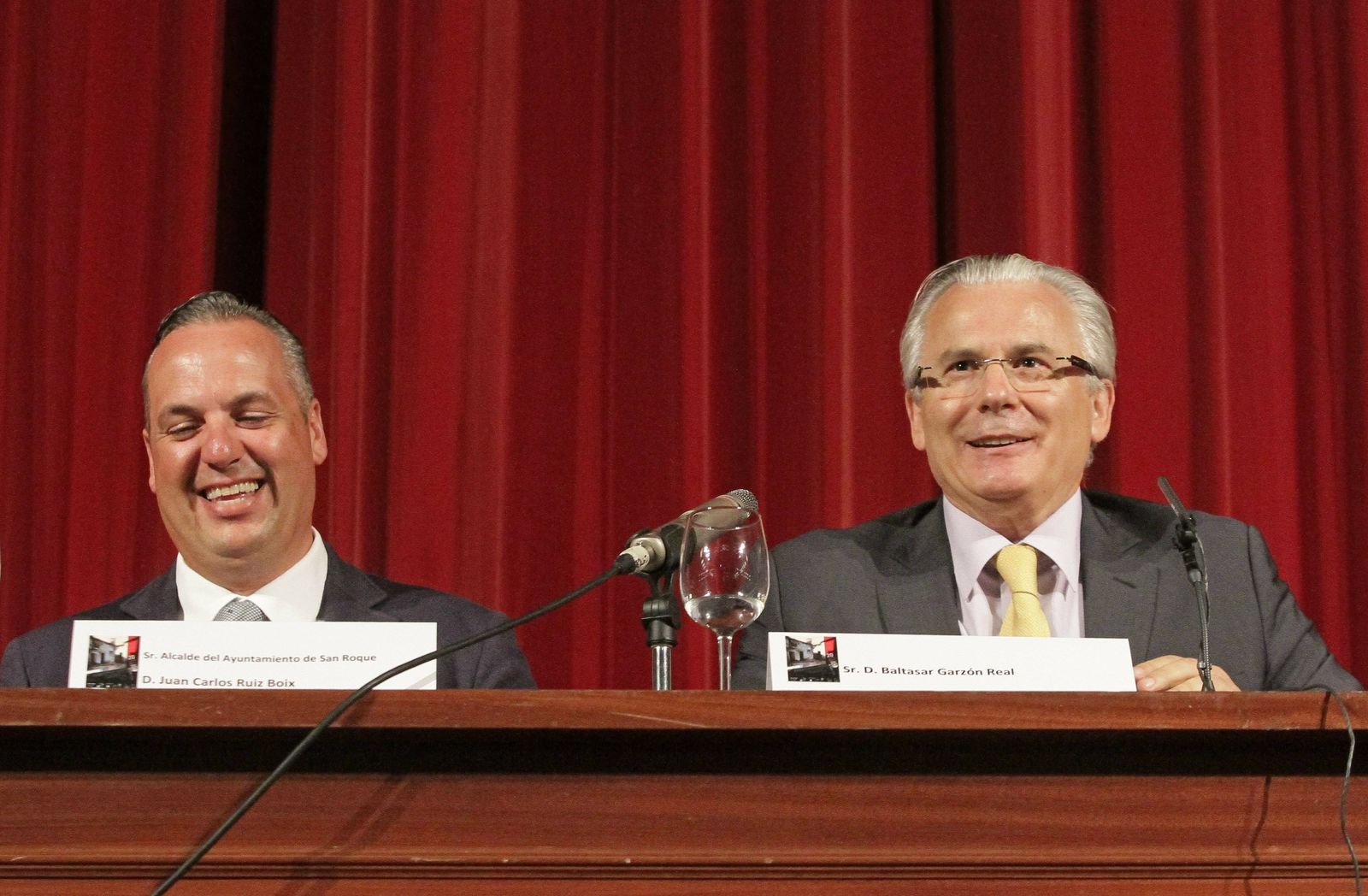 Juan Carlos Ruiz Boix, alcalde de San Roque, junto al jurista Baltasar Garzón, invitado en la edición de 2015.