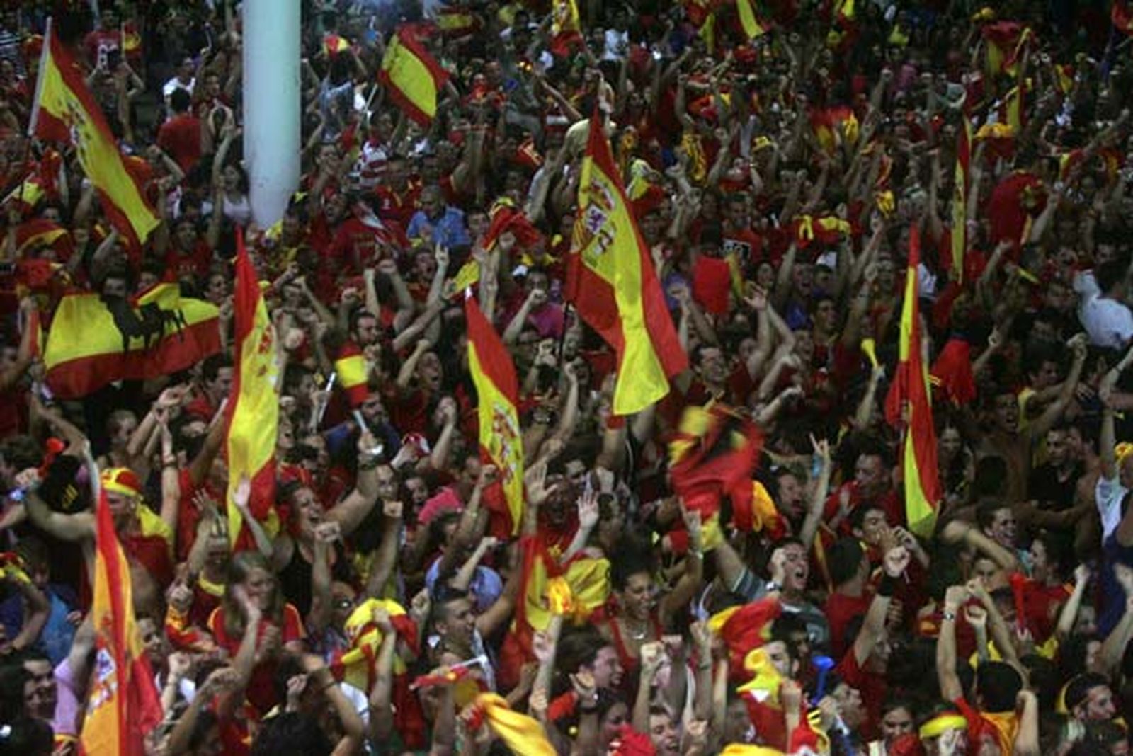 Todos los aficionados salieron a la calle a celebrar la victoria del Mundial vestidos con los colores de la selección

Foto: J.M. Quinones