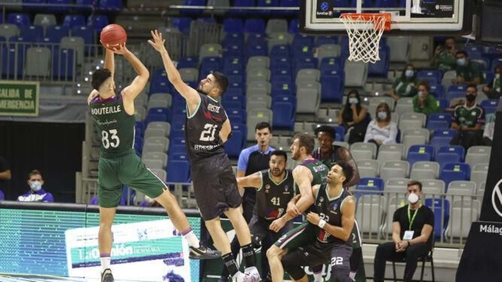Axel Bouteille lanza a canasta ante el Brescia en el Carpena.