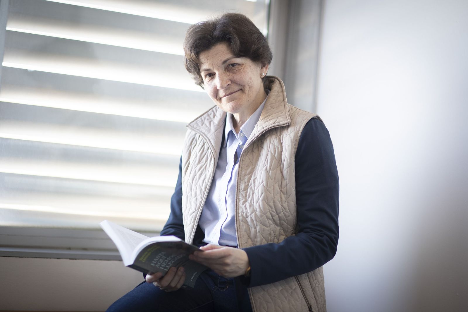 Teresa Ortega con su libro