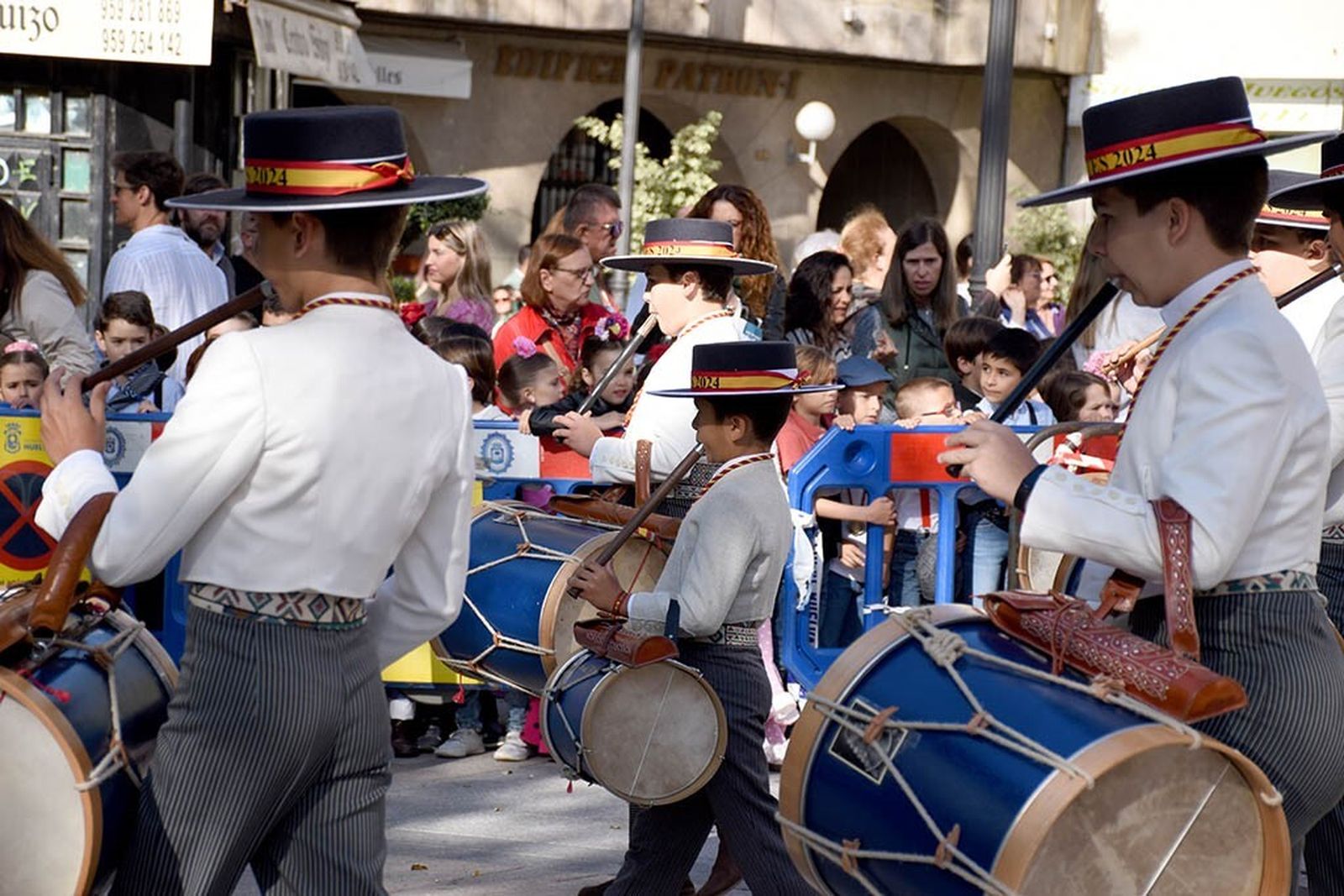 Imágenes de los peregrinos de la Hermandad de Emigrantes en su salida por las calles de Huelva