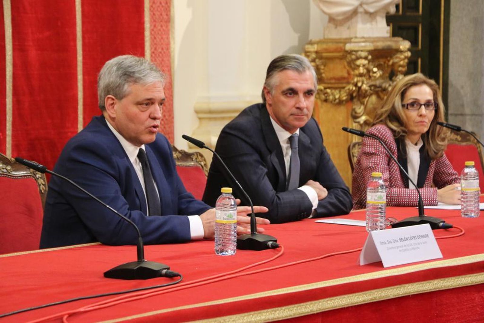 Miembros de Granada Histórica durante la entrega del premio.