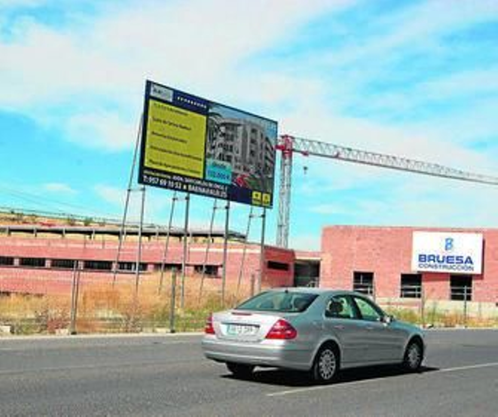 Un coche circula junto a los terrenos del nuevo instituto Luis Carrillo de Sotomayor de Baena.