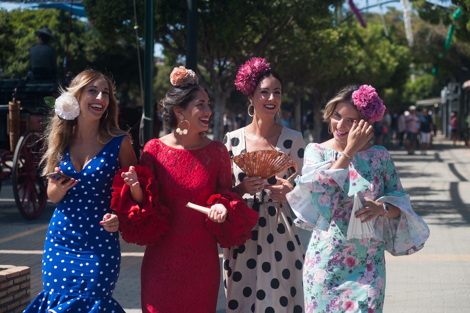 Un grupo de flamencas luciendo sus trajes por el Real.