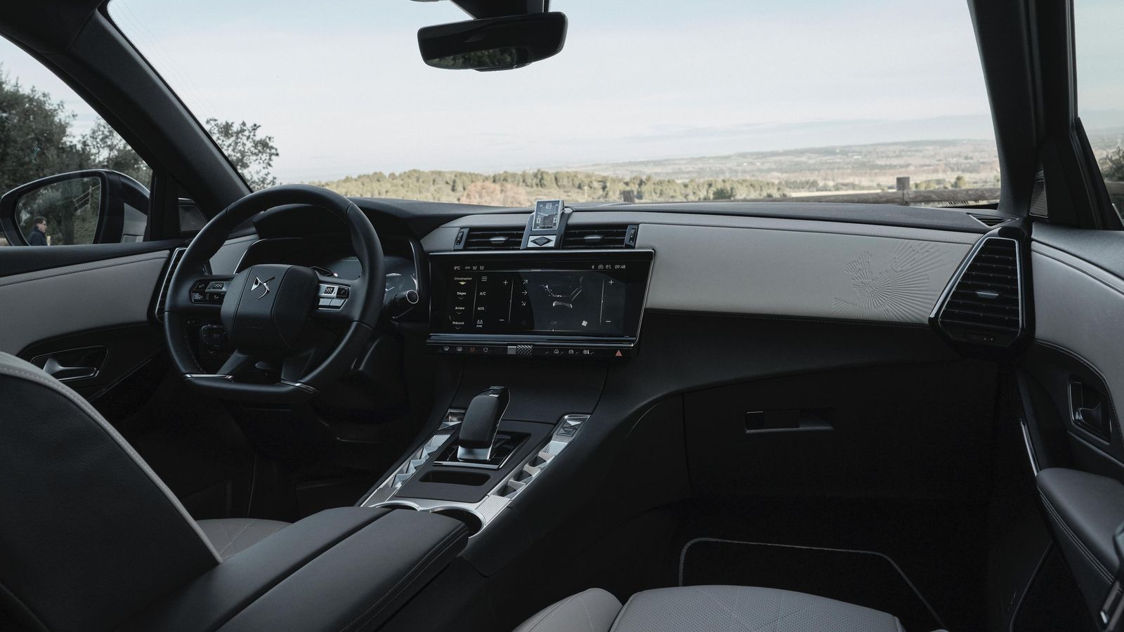 El grabado del logotipo en el salpicadero, una de las principales señas de identidad en el habitáculo.