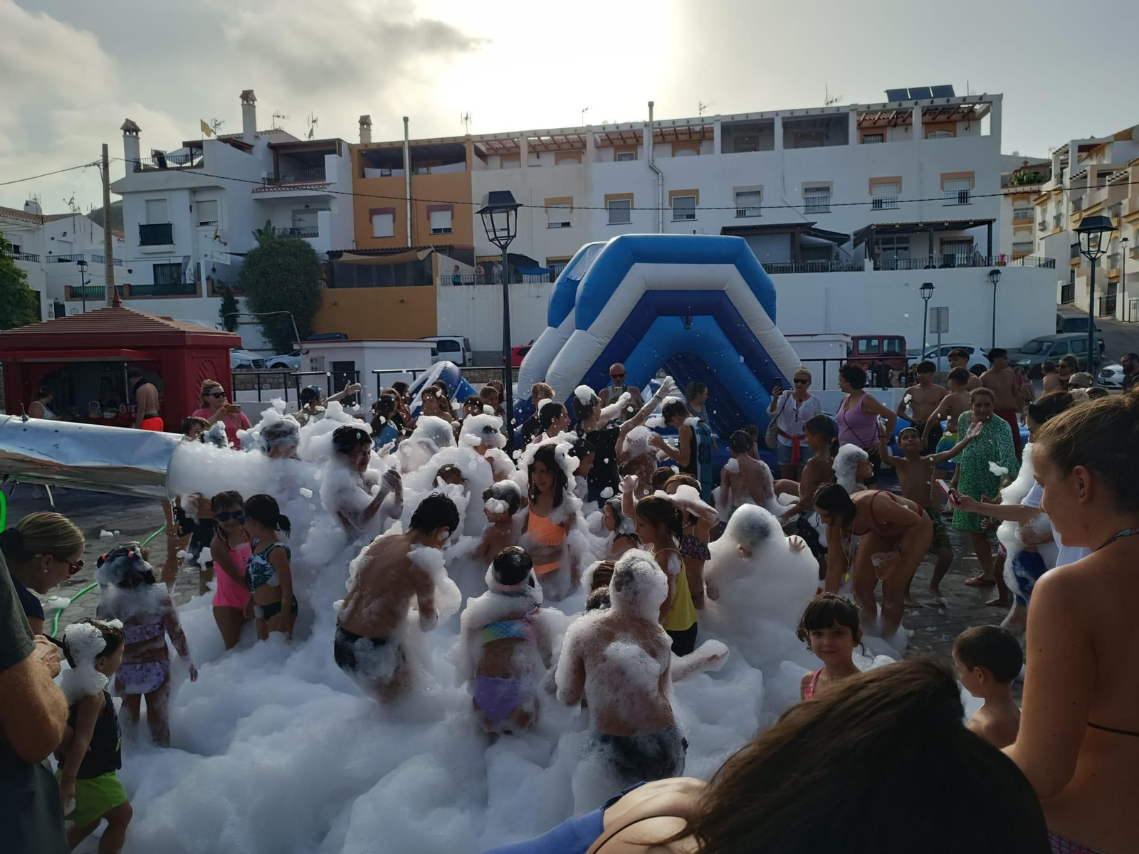 Niños jugando en una fiesta de la espuma