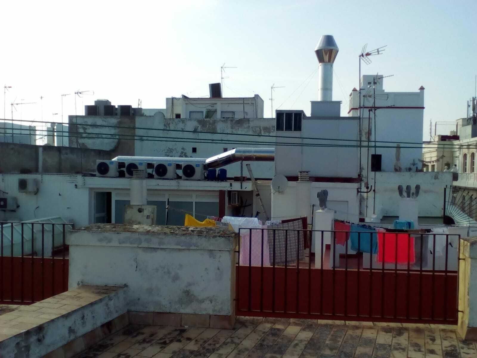 La chimenea se puede ver por todas las casas aledañas por sus dimensiones.