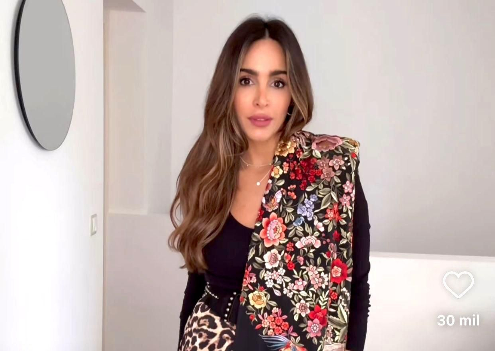 Rocío Osorno, con el mantón de manila plegado y colocado sobre el hombro.