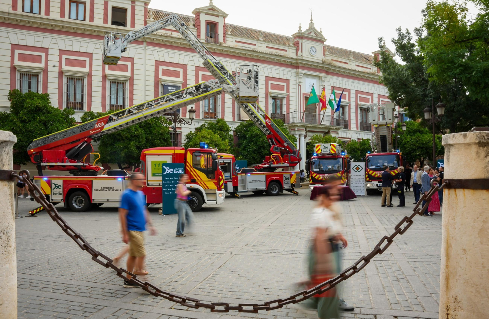 Los vehículos Auto Escala Automática (AEA) de Bomberos  presentados en junio por la Diputación.
