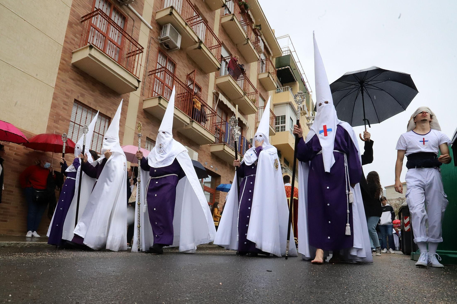 Imágenes de la procesión del Cautivo  bajo la lluvia en Huelva