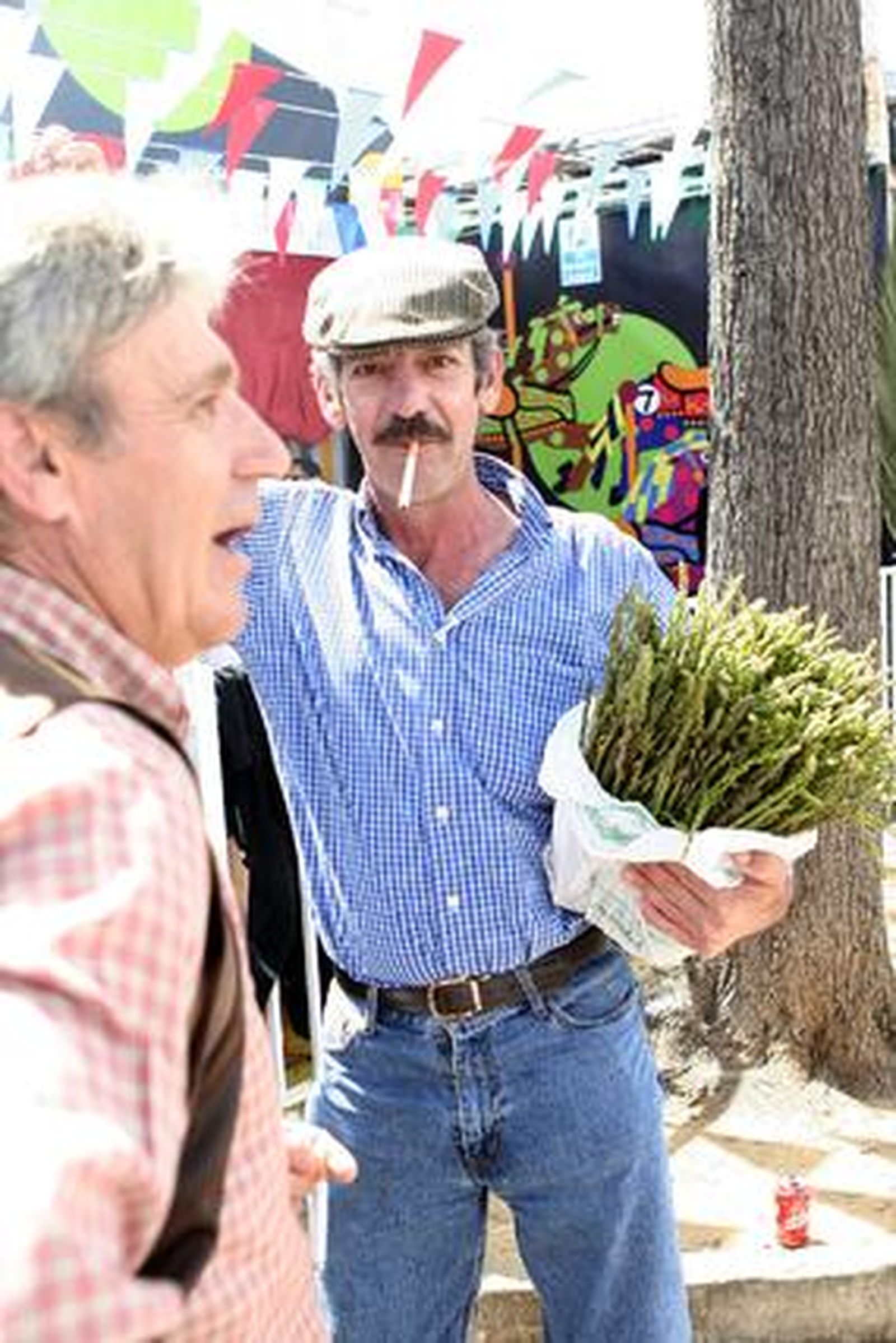 Un vendedor de espárragos con un mazo gigante.

Foto: Vanessa Perez