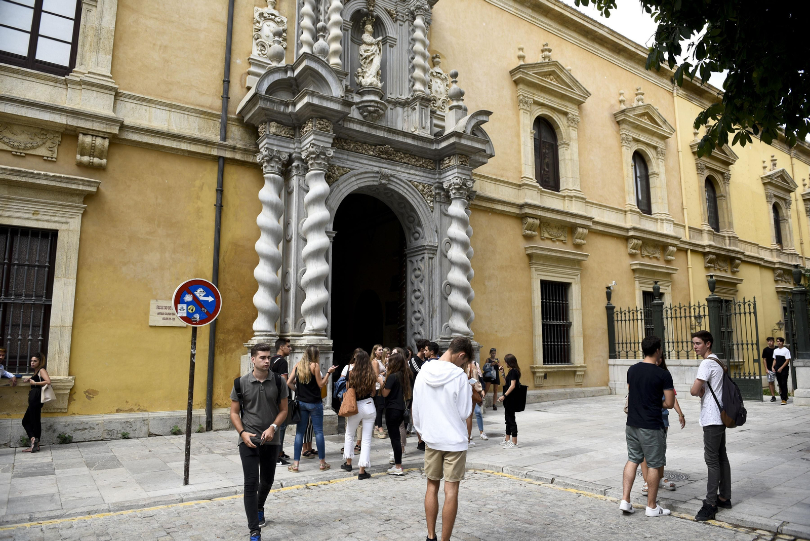 Fachada de la Facultad de Derecho de la Universidad de Granada.