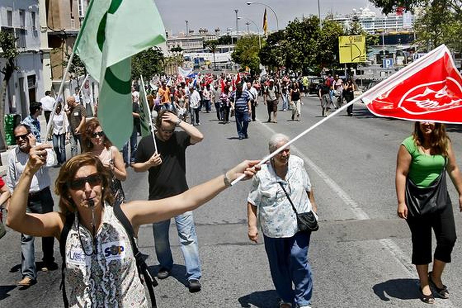 Más de 2.400 empleados públicos gaditanos secundan la huelga de funcionarios. 

Foto: Joaquin Pino