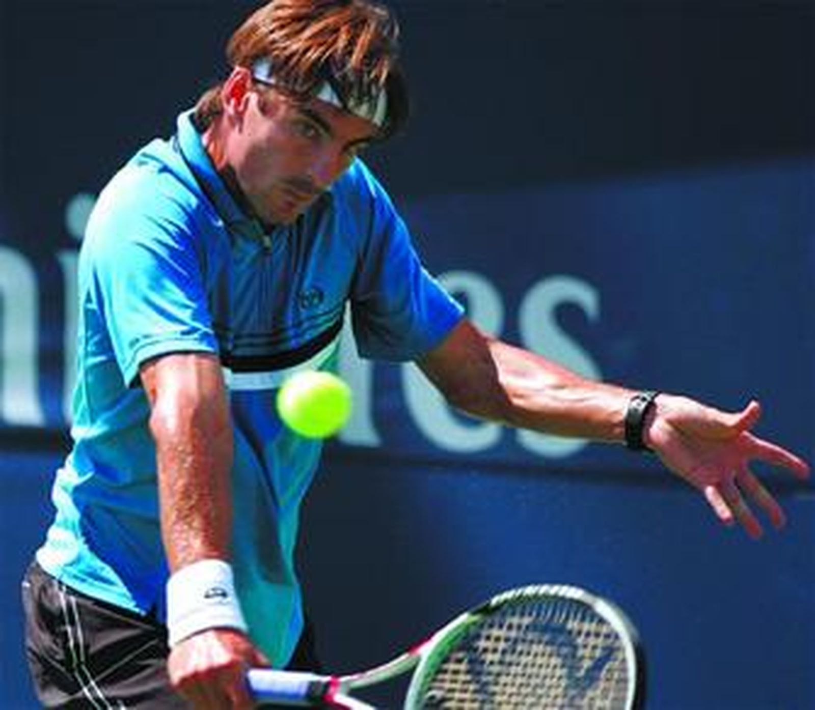 Tommy Robredo, conectando un revés en su partido contra el local Niemeyer.