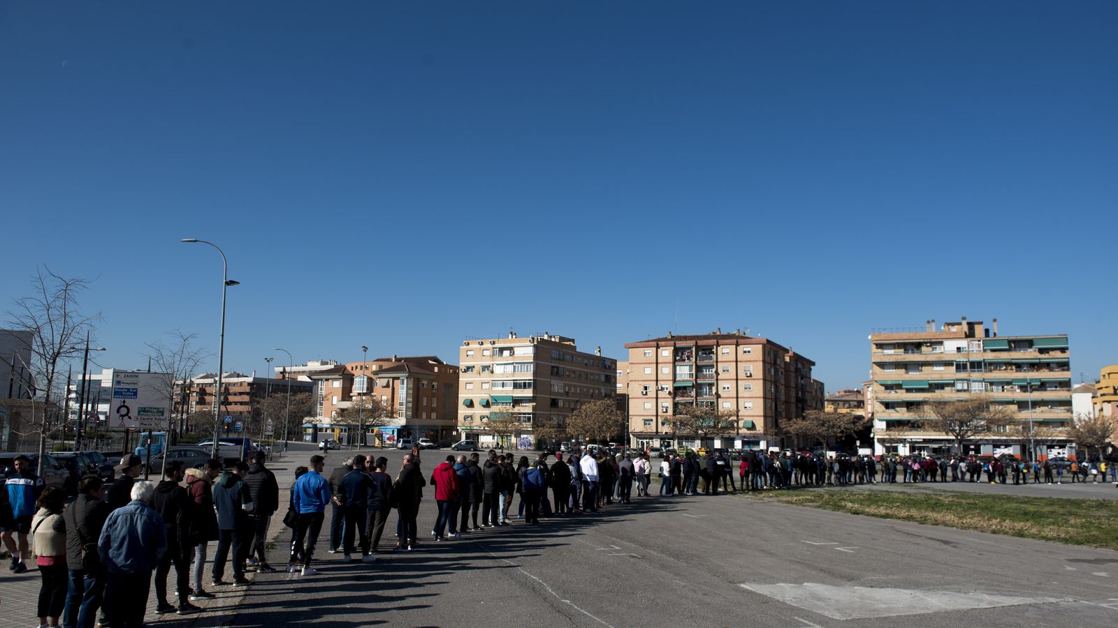 Las colas fueron interminables durante toda la mañana en Los Cármenes.