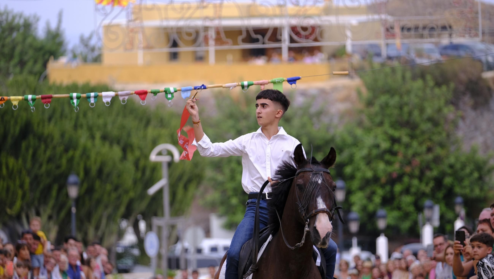 La popular carrera de cintas a caballo de las Fiestas de Mojácar, en imágenes