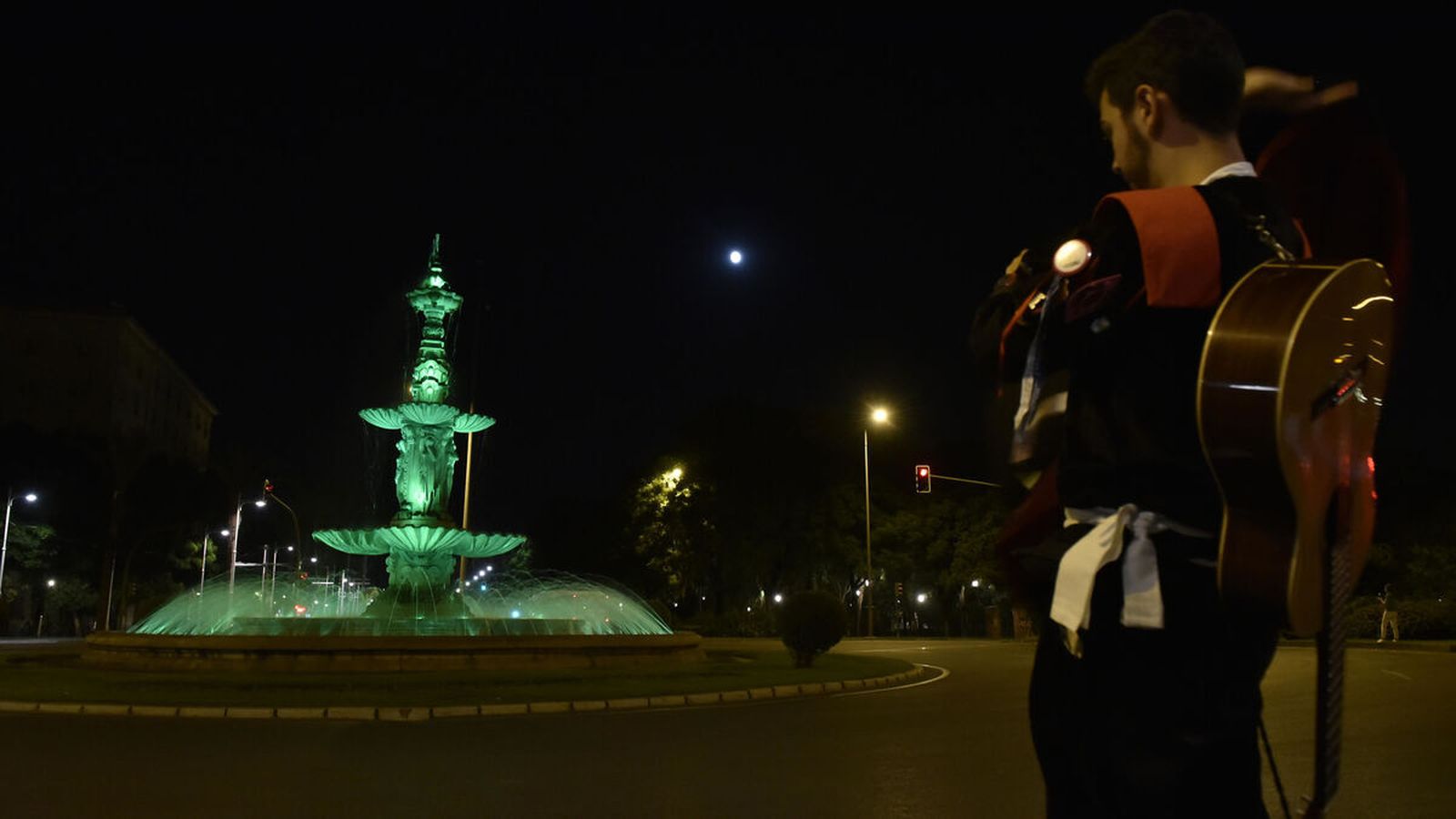 Iluminación especial, en color verde, en la fuente de las cuatro estaciones, en el Prado de San Sebastián.