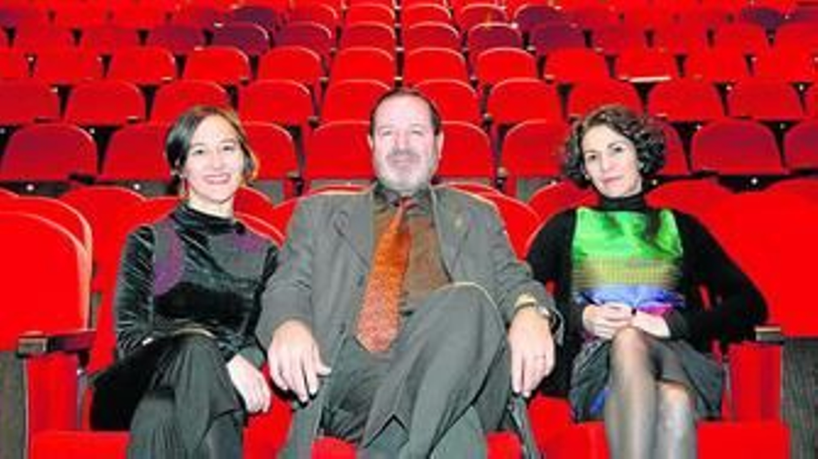 El delegado de Cultura, Pedro Benzal, flanqueado por Nines Carrascal y Gema Matarranz.