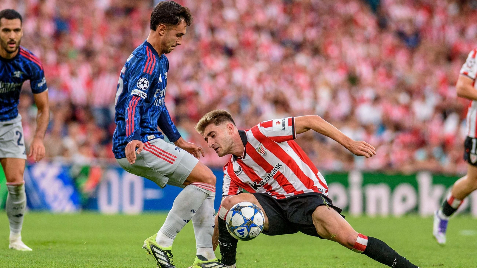Zubimendi y Robert Navarro disputan un balón