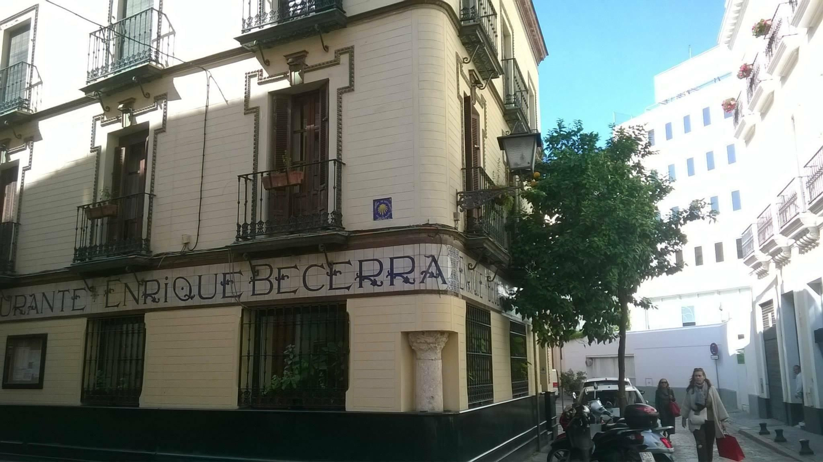 Una señal colocada en El Arenal, en la esquina del Restaurante Enrique Becerra.