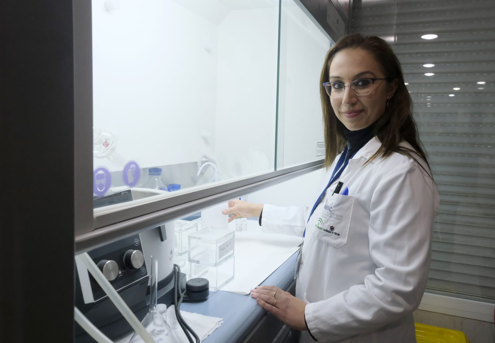 Felisa Reyes, en el laboratorio del Imibic donde trabaja.