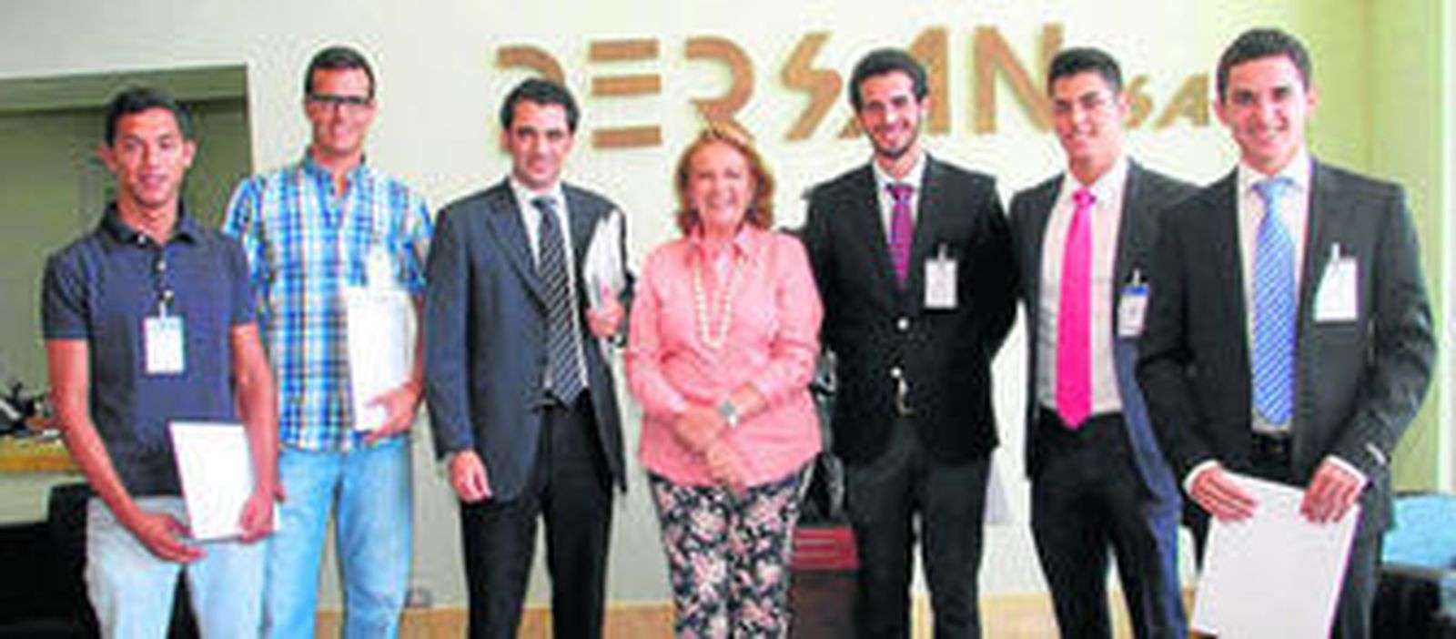 La presidenta de la Fundación Persan, Concha Yoldi, junto a su gerente, José Castro, y a los cinco alumnos agraciados con las becas.