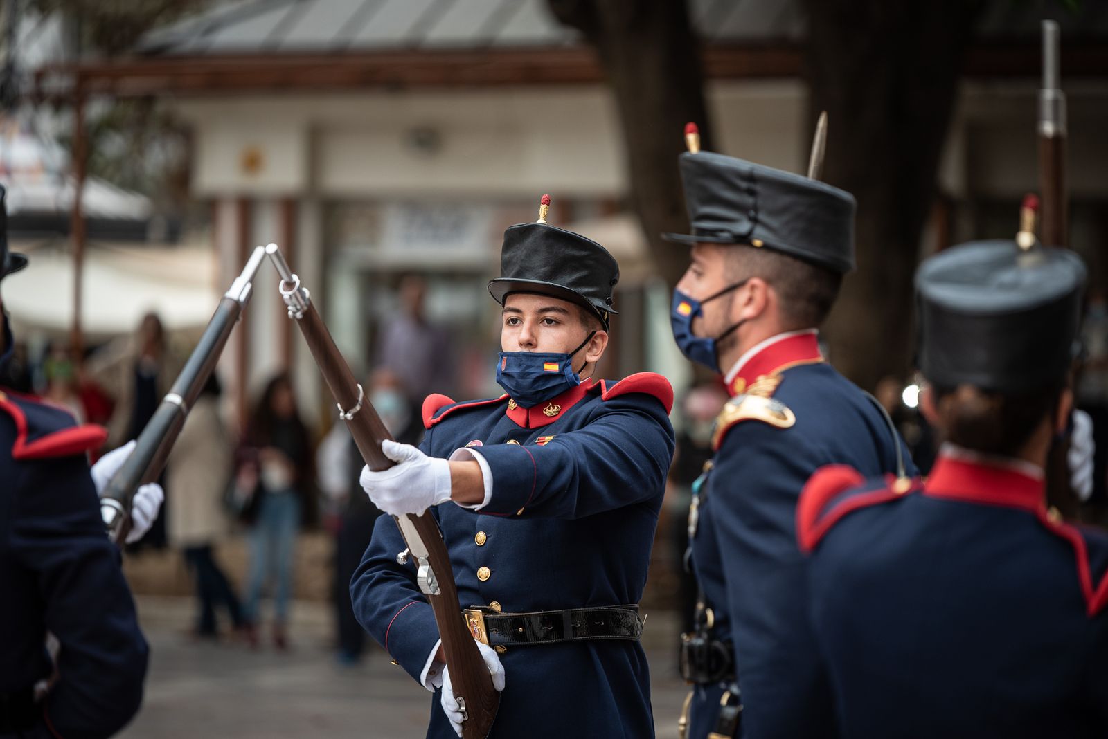 Imágenes del desfile de la Guardia Real por el centro de Huelva